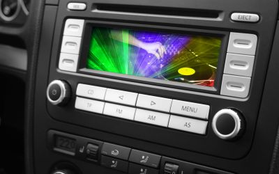 Verlockende Ablenkungen sind Radiosendungen anhören, Anrufen tätigen, essen und trinken, sowie die Bedienung von Bordcomputern und Smartphones (Foto: AdobeStock - Thaut Images 79377046)