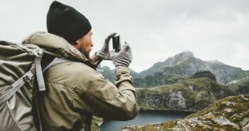 GPS Tracker mit SOS Funktion für wandern (Foto: Adobe Stock- EVERST)_