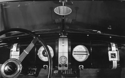 Hört, hört: Autoradio im  Opel Admiral des Jahres 1937 (Foto: Stellantis / Opel)
