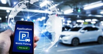 Smart Parking: Die Zukunft der Parkplatzsuche mit GPS-Technologie (Foto: AdobeStock - 247355101 Vittaya 25)